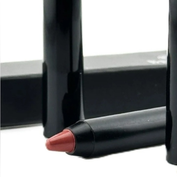 Beaming| Lip Liner in shade Rear Mia - Picture 4 of 4